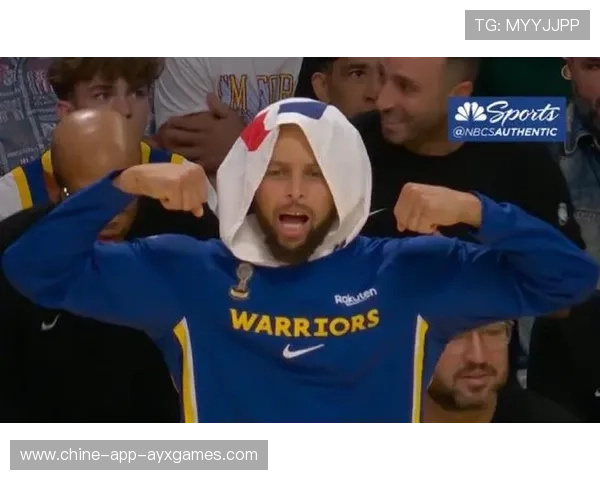 库里被拍在深夜街角与粉丝自拍,亲民形象再升级 库里被拍在深夜街角与粉丝自拍,亲民形象再升级