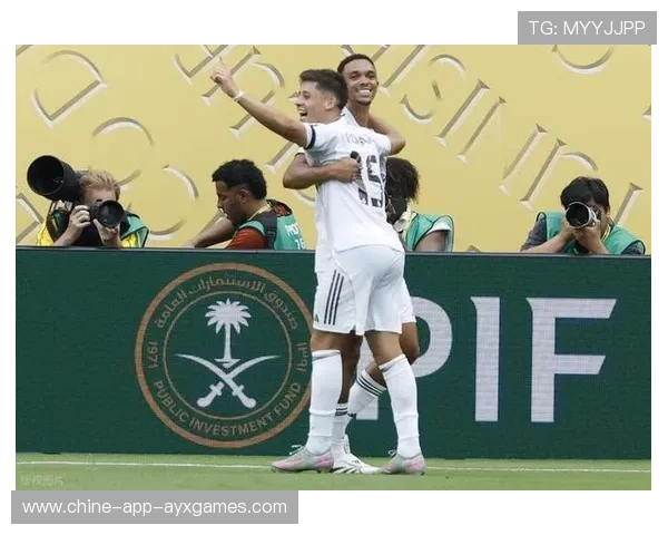 贝林厄姆插入禁区接应传球，英格兰构建连续攻势