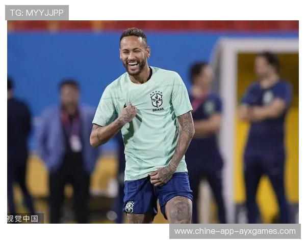 内马尔在训练场上即兴演唱一首老歌，深情引共鸣