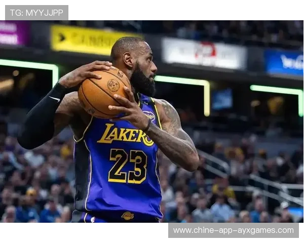 詹姆斯内线轻松放球入网，湖人继续控制比赛