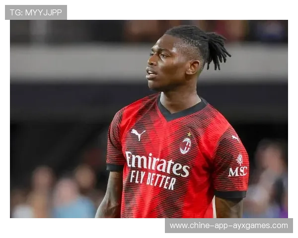 AC米兰反击飞速推进,莱奥连过两人推射命中 AC米兰反击飞速推进,莱奥连过两人推射命中