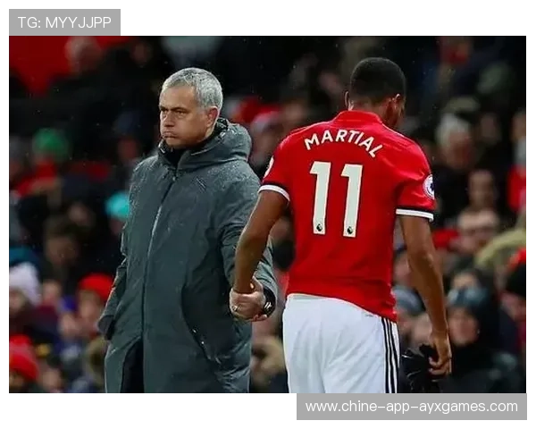 巴黎边锋无解突破，热刺防线被撕裂