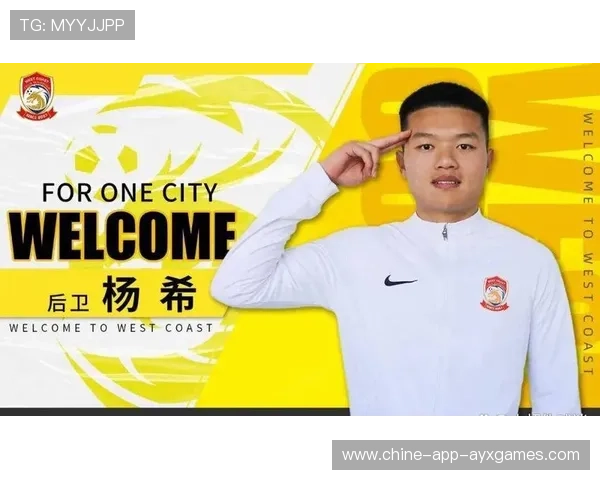 上海海港杨希抢断后推进，连续带球压到前场