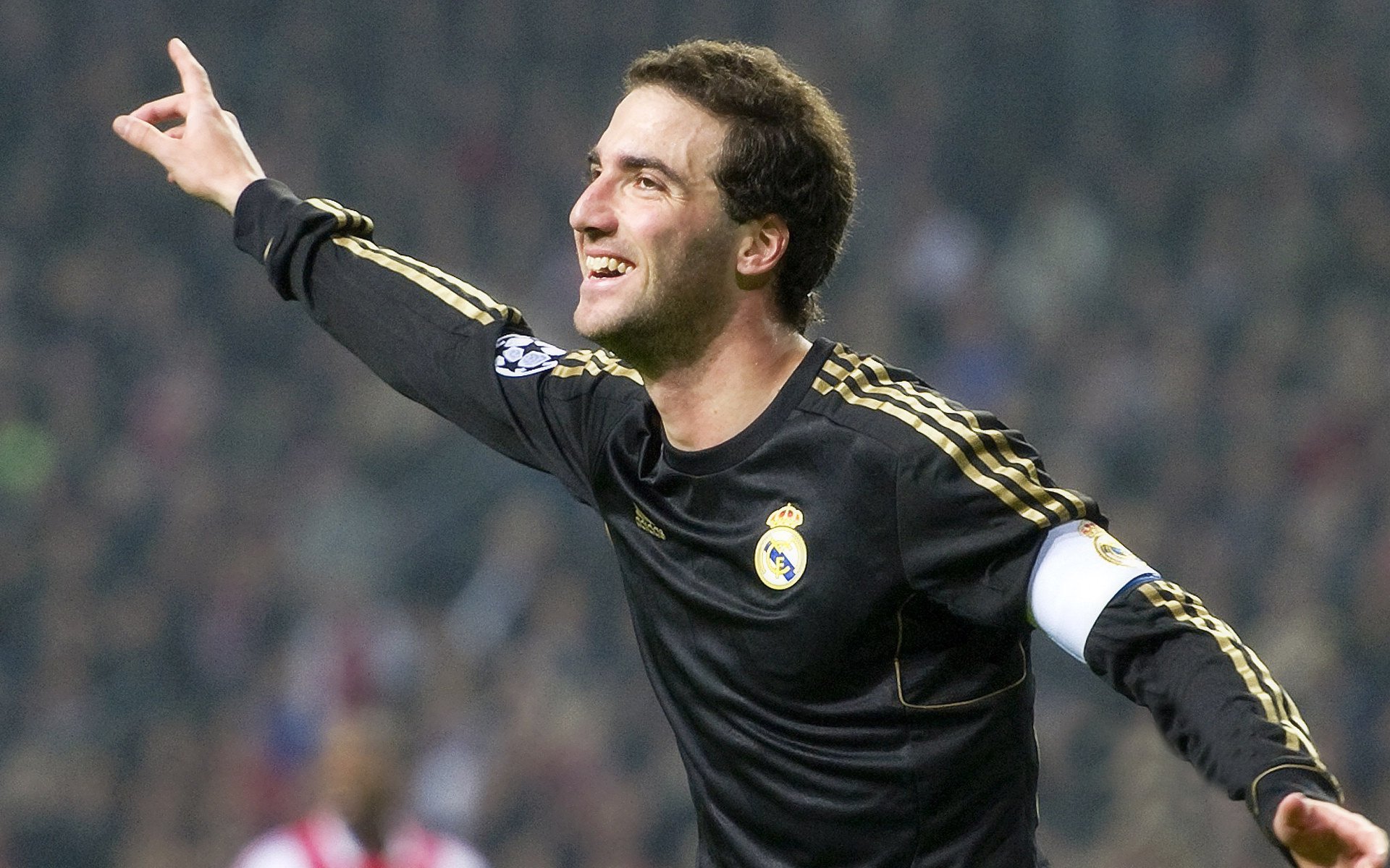 “德甲争冠进入关键期，豪门战斗不断”，德甲榜首大战